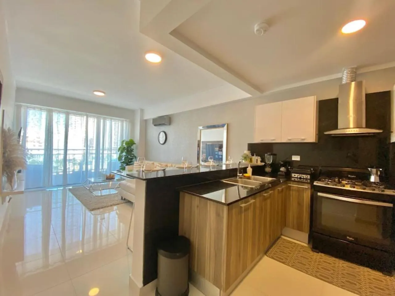 Upscale City Center Apt, Pool Los Prados