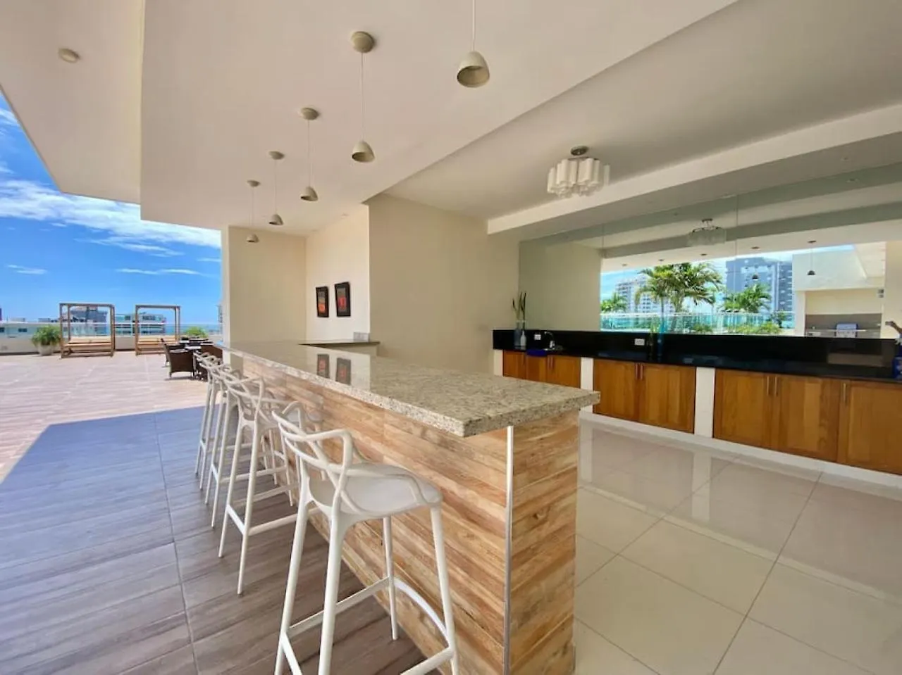 Upscale City Center Apt, Pool Los Prados