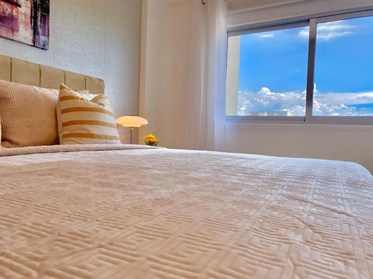Upscale City Center Apt, Pool Los Prados Apartment