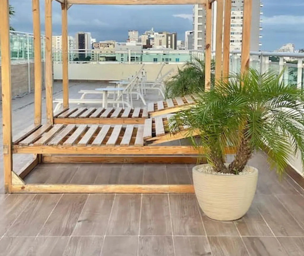 Upscale City Center Apt, Pool Los Prados